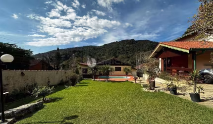 Casa à venda com 4 quartos sendo 2 suítes, 1.245 m² de terreno em condomínio no Comary - Teresópolis/RJ.