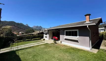 Casa linear com 5 quartos sendo 2 suítes em condomínio em Vargem Grande - Teresópolis/RJ.
