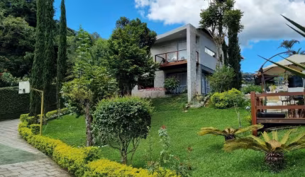 Casa de alto padrão com 4 quartos sendo 3 suítes no Golfe - Teresópolis/RJ.