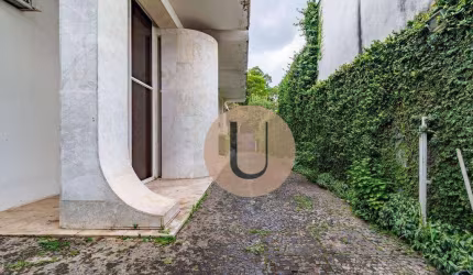 Oportunidade Imperdível no Jardim Europa – Casa Duplex em Terreno de 1.000m² com Potencial para Novo Projeto Localizada em uma das ruas mais tranquila