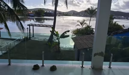 Casa com acesso a canal navegável em Cabo Frio/RJ