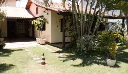 Casa 3 quartos linear em condomínio no Braga.