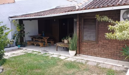 Casa 3 quartos em condomínio nas Palmeiras. Cabo Frio/RJ