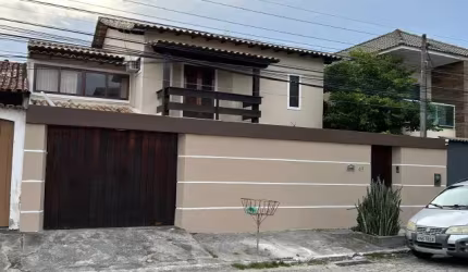 Esta charmosa casa duplex oferece conforto, praticidade e um excelente espaço externo para toda a família.  No primeiro pavimento, o imóvel conta com uma sala ampla integrada à sala de jantar, perfeit