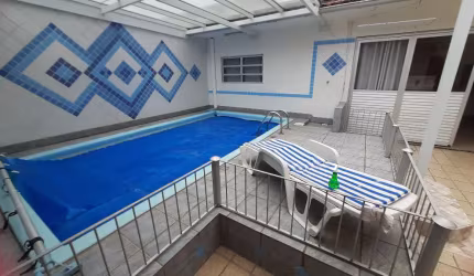Casa com viabilidade multifamiliar e comercial, ótima construção.