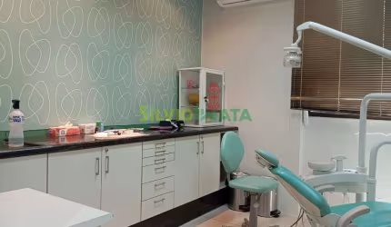 EXCELENTE SALA COMERCIAL DE 10 M² EQUIPADA E PRONTA PARA DENTISTA, LOCALIZADA NO CENTRO.