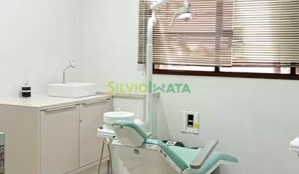 EXCELENTE SALA COMERCIAL DE 10 M² EQUIPADA E PRONTA PARA DENTISTA, LOCALIZADA NO CENTRO.