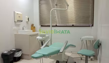 EXCELENTE SALA COMERCIAL DE 10 M² EQUIPADA E PRONTA PARA DENTISTA, LOCALIZADA NO CENTRO.
