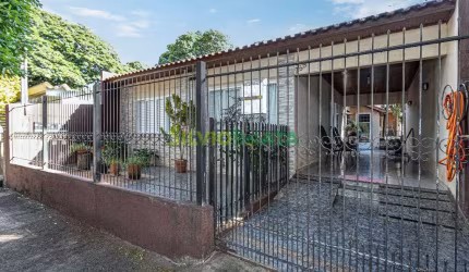 Casa com amplo terreno â venda no bairro Zona 03!