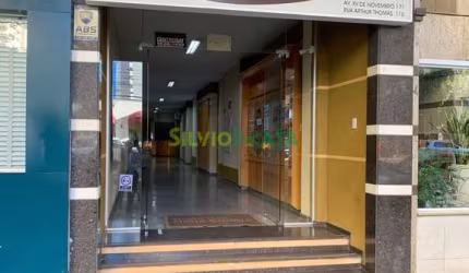 EXCELENTE SALA COMERCIAL EM GALERIA, PARA LOCAR NA ZONA 01.
