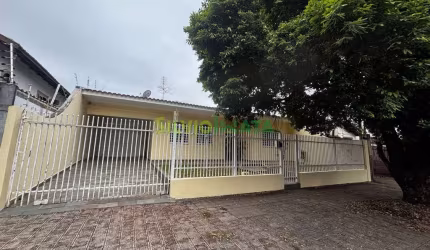 Excelente casa térrea na Zona 2, em Maringá, próximo a Av. Cerro Azul, altura da Praça Alvares Cabral, e com rápido acesso ao Parque do Ingá.