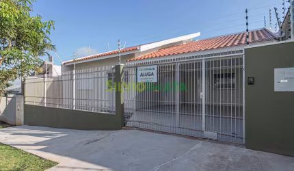 EXCELENTE CASA DE 03 QUARTOS SENDO 01 SUÍTE, MOBILIADA, PARA MORAR À AVENIDA SÃO JUDAS TADEU.