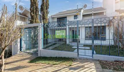 EXCELENTE SOBRADO COM PISCINA, 03 QUARTOS E AMPLO QUINTAL PARA MORAR NO JARDIM NOVO HORIZONTE.