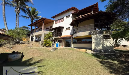 Casa em Village São Roque com 04 suítes