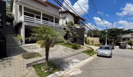 Casa Ampla com 5 dormitórios, 3 suites, 1 com closet, reformada.