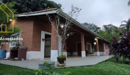 Casa Térrea, 03 dorm, 01 suíte, 1053 m² 06 vagas, arborizada, fácil acesso.