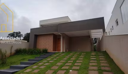 Casa totalmente térrea com 03 suítes, 01 master, área verde, 6 vagas..