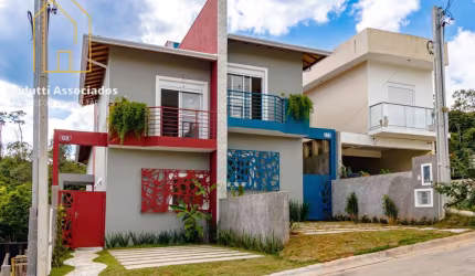 Casa com 03 dormitórios, em condomínio com quintal.
