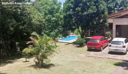 Casa totalmente TÉRREA, com piscina, churrasqueira e amplo terreno.