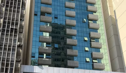 Ótima sala no Edifico Rossi Rio Branco, com ótimos móveis planejados!