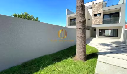 Espaçoso sobrado com terreno nos fundos, 3 quartos sendo 1 suíte e garagem para até 5 carros no Xaxim Próximo Supermerc