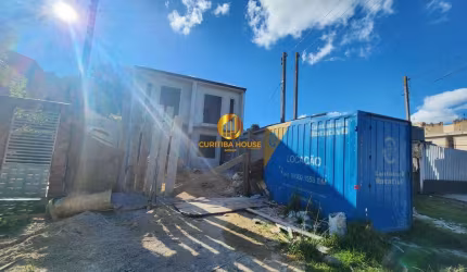 Sobrado 2 quartos sacada e espaço de terreno nos fundos, no bairro Vitória Régia Cic.