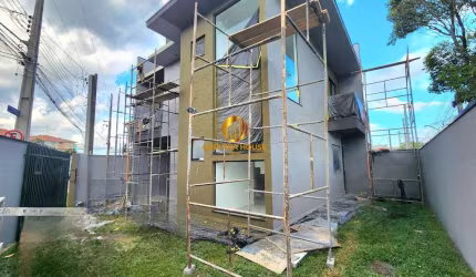 Sobrado de Esquina com 3 quartos sendo 1 suite no Sítio Cercado e amplo terreno privativo e único!