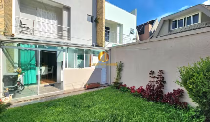 Sobrado com 4 quartos sendo 1 suíte master e 2 demi-suítes e amplo terreno fundos no Água Verde