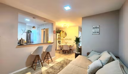 Apartamento 2 quartos com cozinha mobiliada e sacada, vista livre e face norte. Edifício Maria Júlia Portão e 1 vaga de garagem