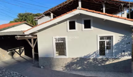 Casa com 3 quartos para alugar na Rua Jordino Ventura, 54, Centro, São José, 160 m2 por R$ 4.000
