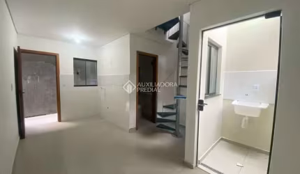 Casa com 2 quartos para alugar na Rua Manoel Soares D'Azevedo Maia, 346, Carianos, Florianópolis, 28 m2 por R$ 2.500