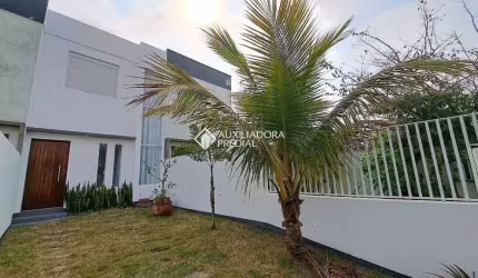 Casa com 3 quartos para alugar na Mogno, 79, Campeche, Florianópolis, 110 m2 por R$ 5.900