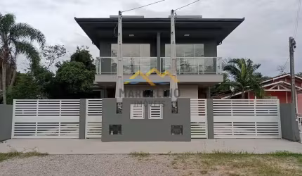 Casa Geminada a 50 metros da lagoa de Ibiraquera.