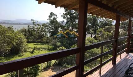 linda casa com vista lagora em ibiraquera