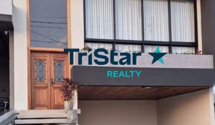 TRISTAR REALTY CA00414 - CASA COM ARQUITETURA CLASSICA E DETALHES EM MADEIRA EM CONDOMINIO FECHADO COM LAZER COMPLETO - AT. 208m² - AC. 194m² - PARK G