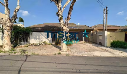 EXCELENTE CASA TERREA COM EDICULA EM LOCALIZAÇÃO UNICA