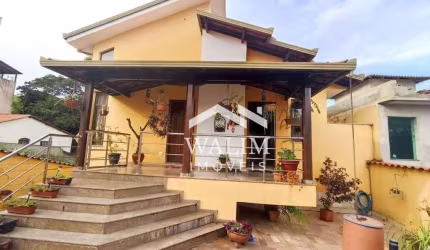 Casa à venda - 4 Quartos, 2 Suítes, 404 m² de Área Útil - Bairro Arcádia, Contagem, MG!