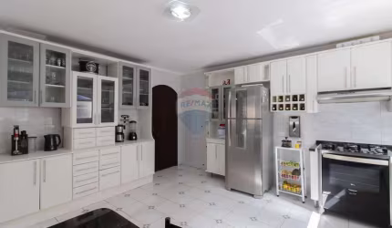 Vende-se maravilhoso sobrado no Parque Continental I