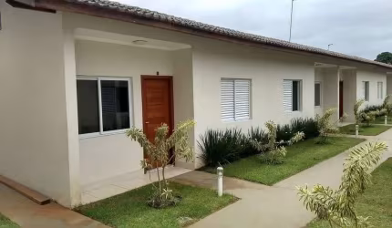 Litoral Norte, casa 2 dormitórios, 3 banheiros, condomínio com piscina