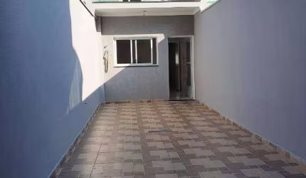 sobrado novo , porcelanato na sala e laminado nos dormitórios, quintal com churrasqueira
