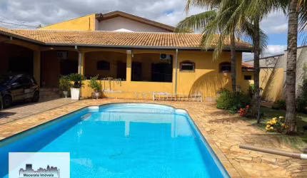 Casa em Nova Odessa, SP com piscina, 8 vagas