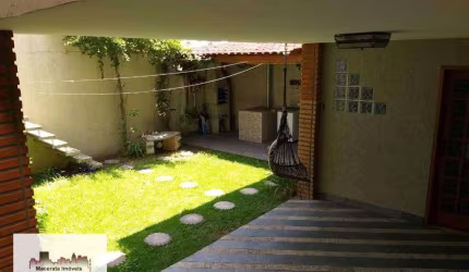 casa térrea com sala de estar com lareira , sala de jantar , lavabo, cozinha planejada .2 vagas .