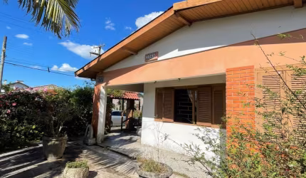 Casa de esquina em Capão Novo!