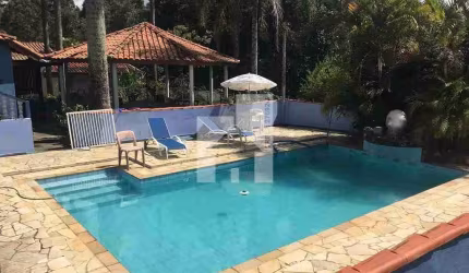 Magnífica Chácara à Venda com 3 Dormitórios sendo 1 Suíte, Área Gourmet com piscina,Aceita financia