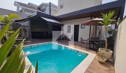 Excelente Sobrado à venda com 3 Suítes, Piscina, Área Gourmet - Aceita Financiamento -  Condomínio