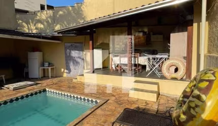 Belíssima Casa à venda com 3 Dormitórios sendo 1 Suíte, Quintal com Espaço Gourmet e Piscina, Jardi