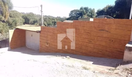 Casa  disponível para LOCAÇÃO ou VENDA, plana com  133 m², quintal amplo, reformada.