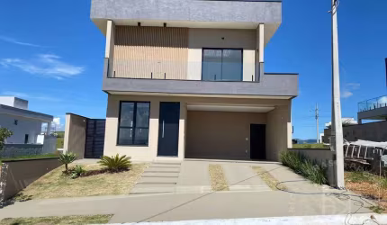 Sobra em Condomínio Fechado, 3 quartos, área gourmet, 180 m² em Caçapava.