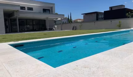 Casa de Alto Padrão em Condomínio Fechado -1200 m², 4 Suítes, Urbanova