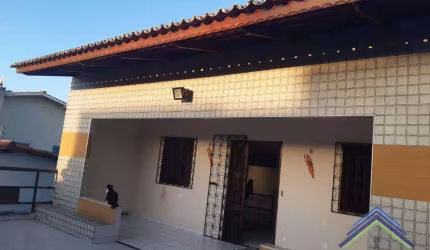 Casa com 4 dormitórios à venda, 200 m² por R$ 850.000,00 - Passaré - Fortaleza/CE